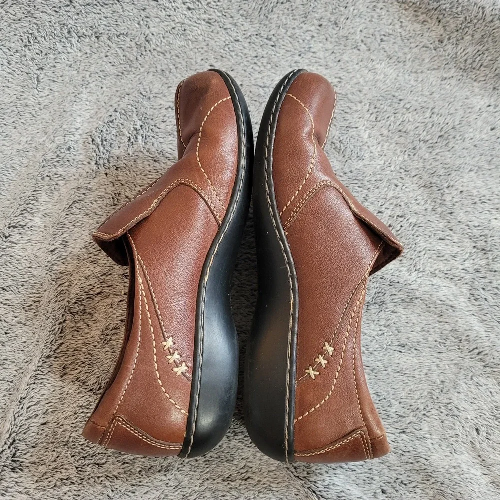 Clarks Womens Loafers 8W Brown Leather Button Accent Low Heel Granola Girl 21462